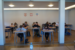 Uczestnicy podczas pisania konkursu ortograficznego